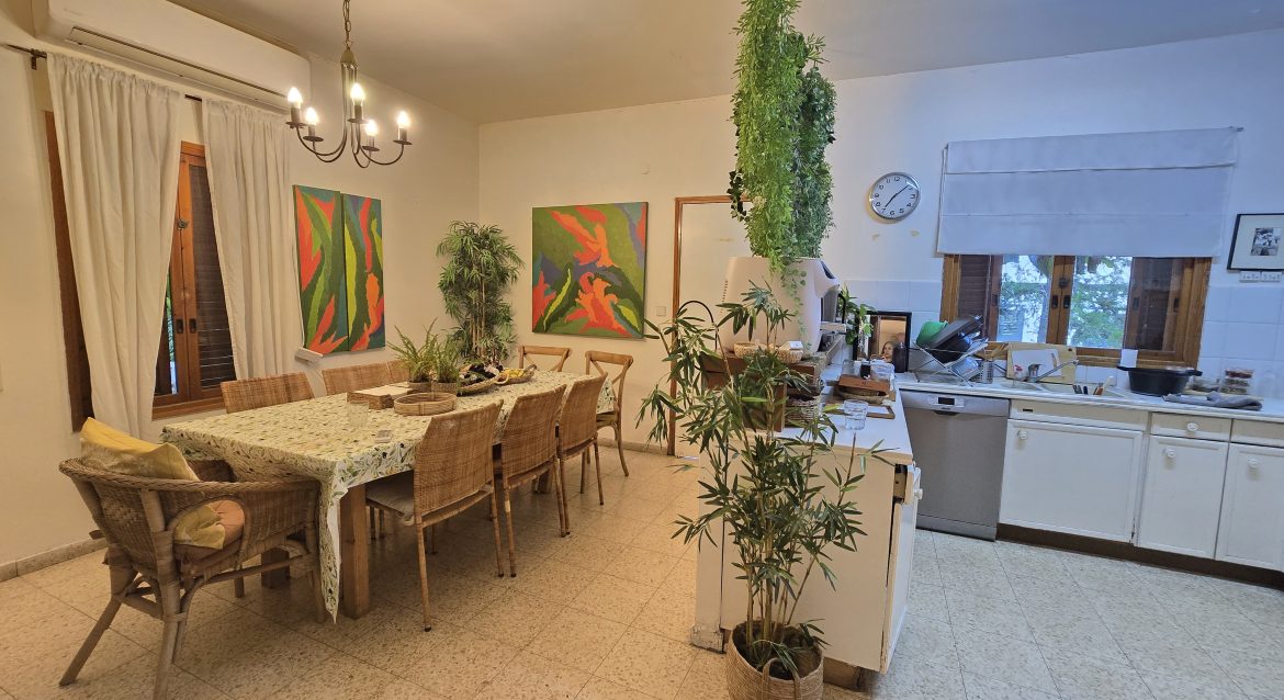 למכירה בית מיוחד עם מלא פוטנציאל