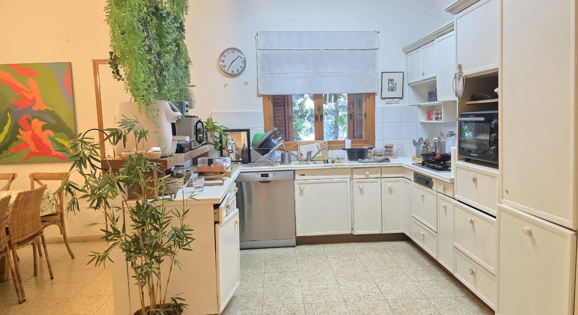 למכירה בית מיוחד עם מלא פוטנציאל