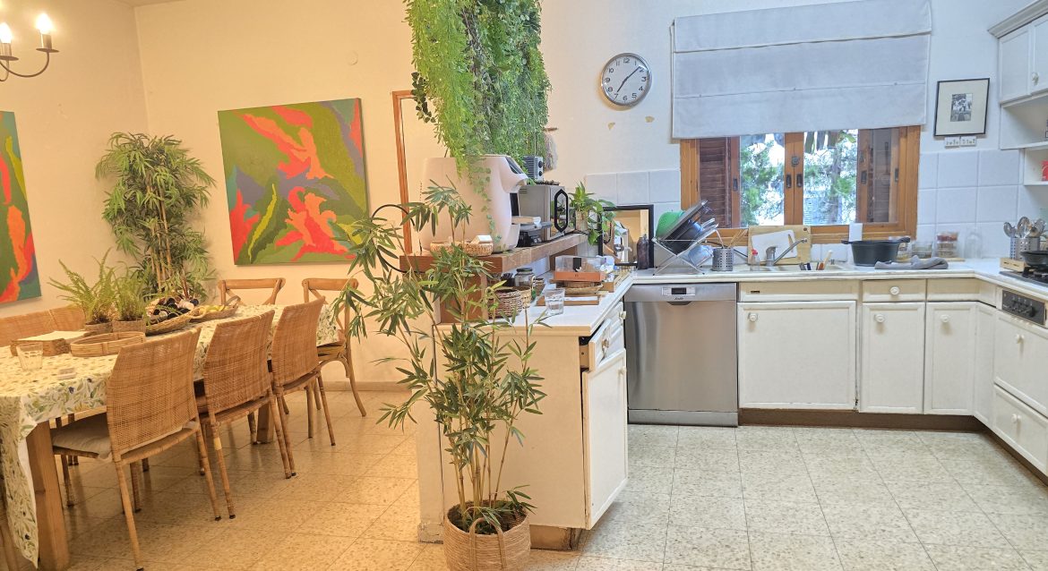 למכירה בית מיוחד עם מלא פוטנציאל