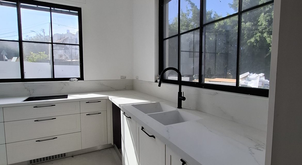 להשכרה בית מהמם על מגרש גדול עם בריכה