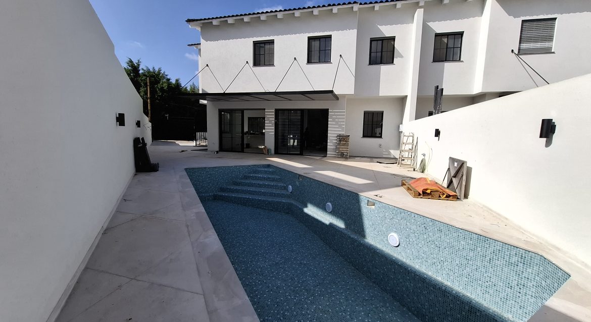 להשכרה בית מהמם על מגרש גדול עם בריכה