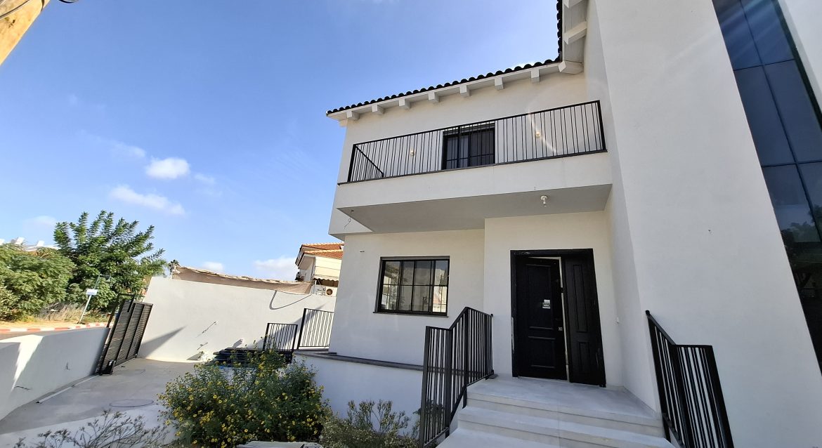 להשכרה בית מהמם על מגרש גדול עם בריכה