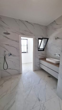 למכירה בית יפהפה עם בריכה