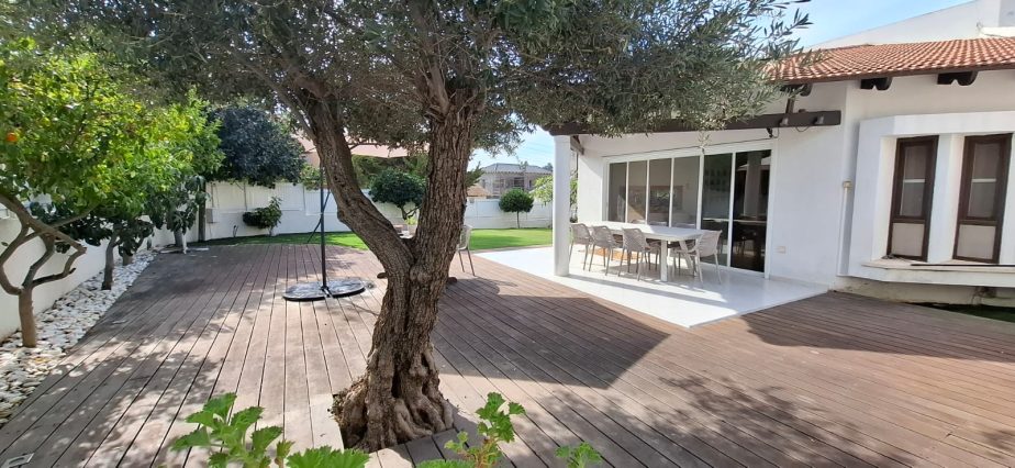 להשכרה בית עם גינה ענקית