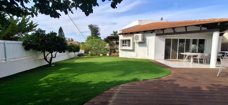 להשכרה בית עם גינה ענקית