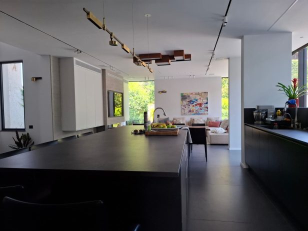 למכירה בית מהמם על מגרש גדול