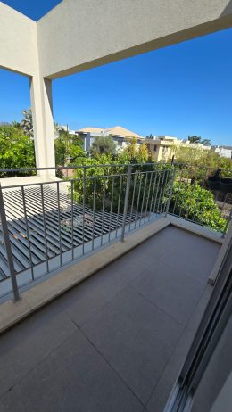למכירה בית בודד ומרווח עם יחידת הורים בכניסה
