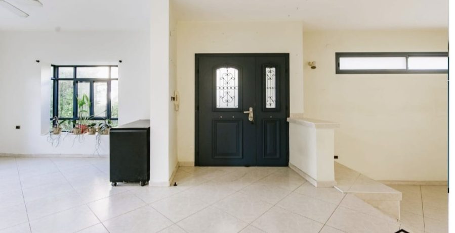 למכירה בית עם פוטנציאל ברחוב שקט