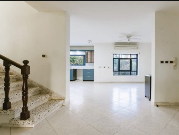 למכירה בית עם פוטנציאל ברחוב שקט