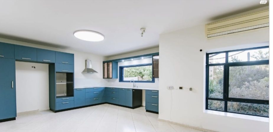 למכירה בית עם פוטנציאל ברחוב שקט