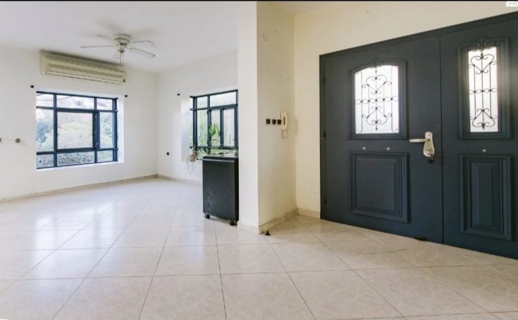 למכירה בית עם פוטנציאל ברחוב שקט