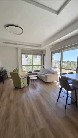למכירה דירה יפה עם נוף